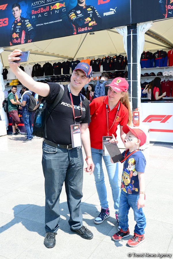 Fans of Formula 1 SOCAR Azerbaijan Grand Prix at Baku Boulevard (PHOTO)