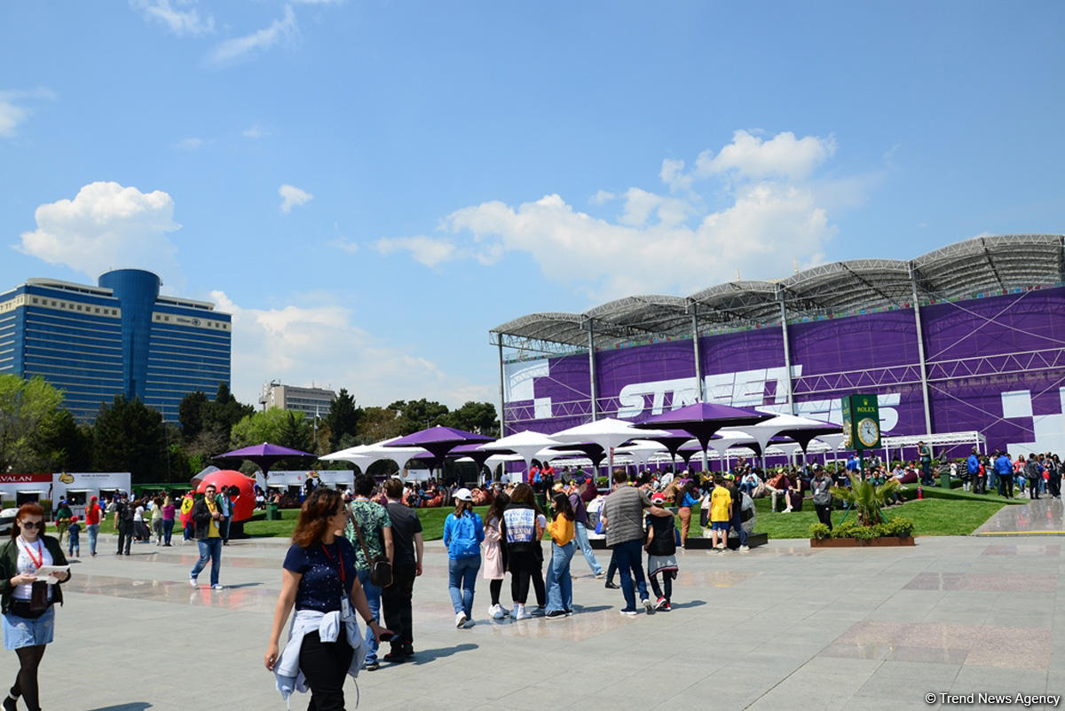 Fans of Formula 1 SOCAR Azerbaijan Grand Prix at Baku Boulevard (PHOTO)