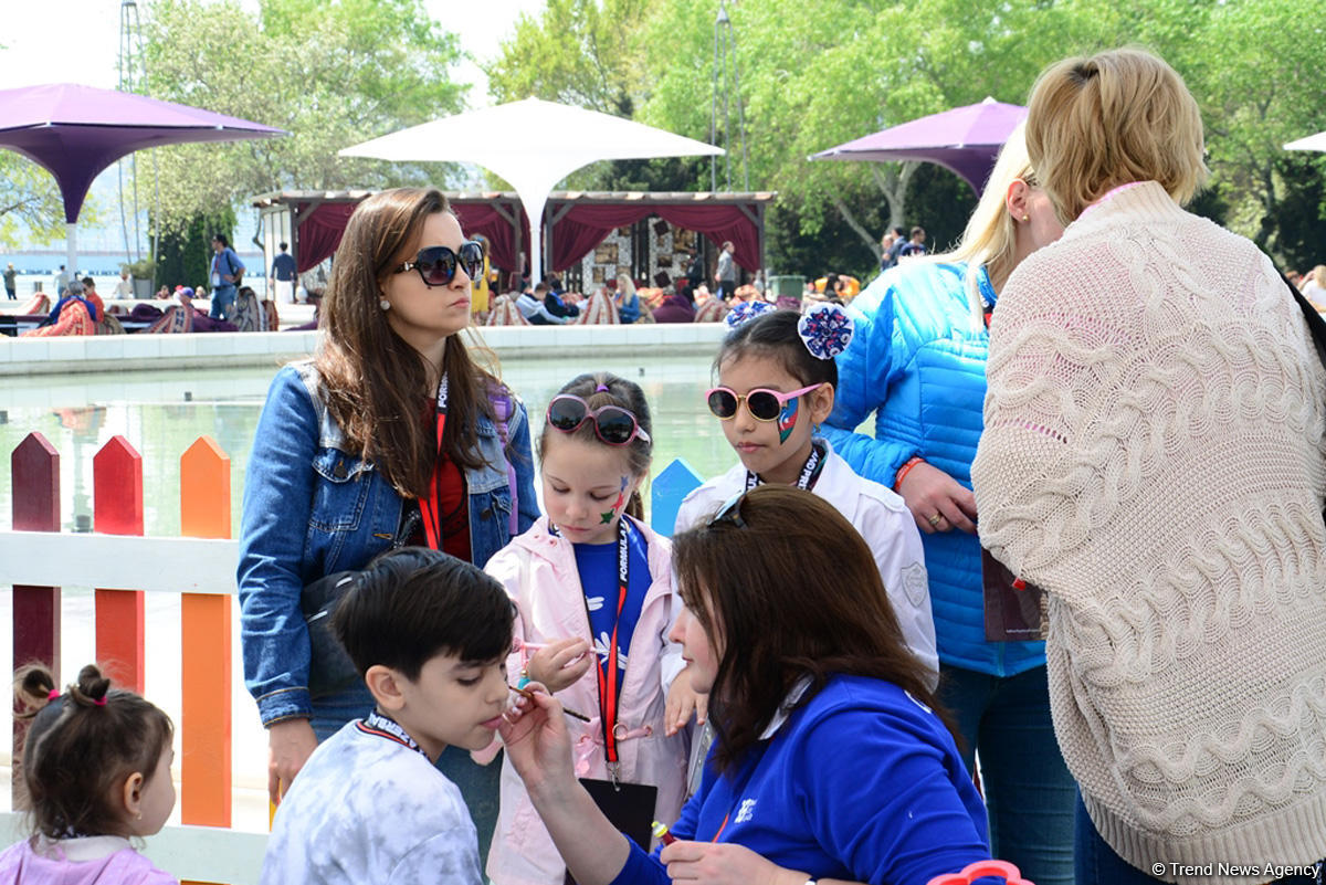 Fans of Formula 1 SOCAR Azerbaijan Grand Prix at Baku Boulevard (PHOTO)