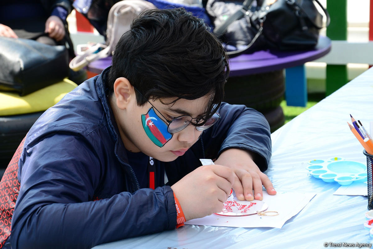 Fans of Formula 1 SOCAR Azerbaijan Grand Prix at Baku Boulevard (PHOTO)