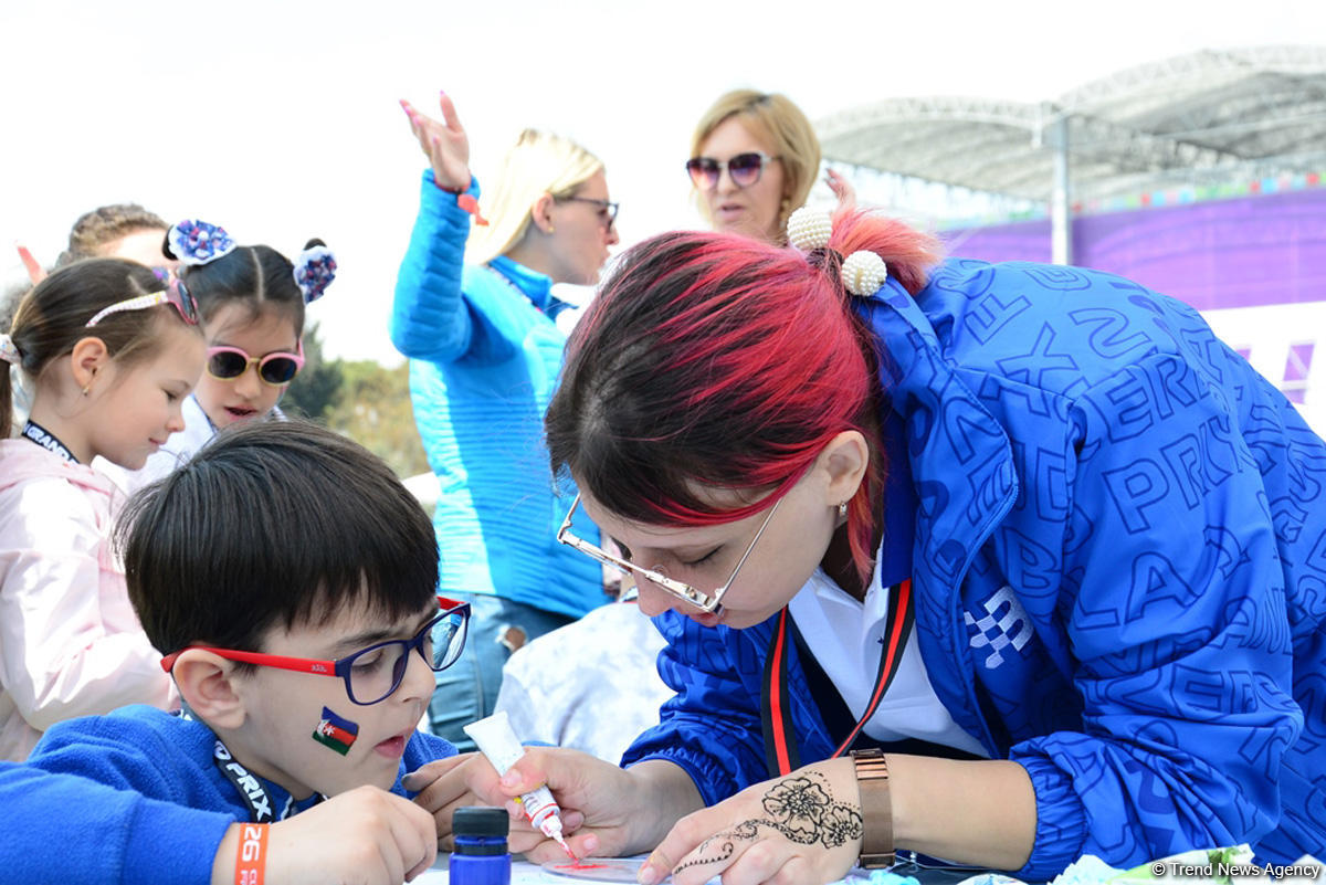Fans of Formula 1 SOCAR Azerbaijan Grand Prix at Baku Boulevard (PHOTO)