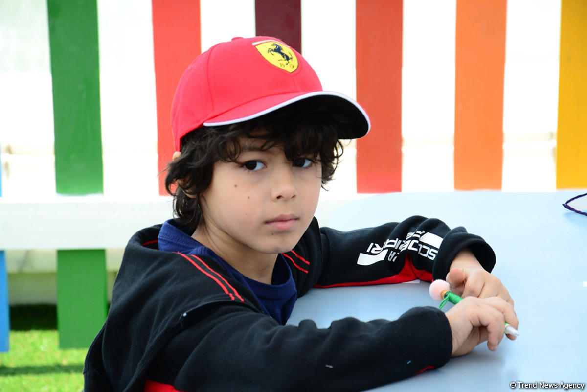 Fans of Formula 1 SOCAR Azerbaijan Grand Prix at Baku Boulevard (PHOTO)