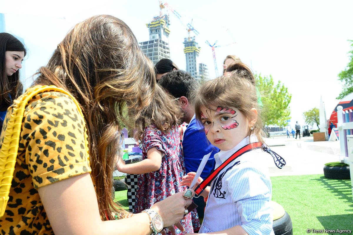 Fans of Formula 1 SOCAR Azerbaijan Grand Prix at Baku Boulevard (PHOTO)