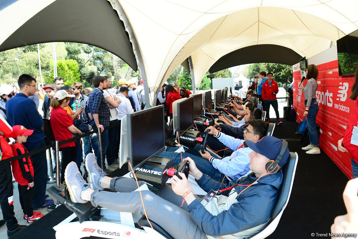 Fans of Formula 1 SOCAR Azerbaijan Grand Prix at Baku Boulevard (PHOTO)