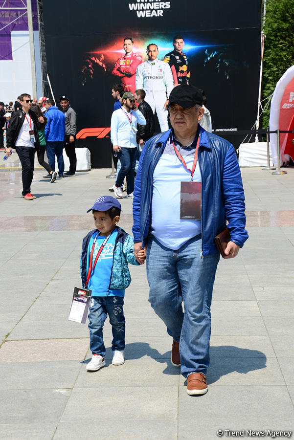 Fans of Formula 1 SOCAR Azerbaijan Grand Prix at Baku Boulevard (PHOTO)