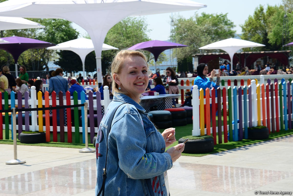 Fans of Formula 1 SOCAR Azerbaijan Grand Prix at Baku Boulevard (PHOTO)