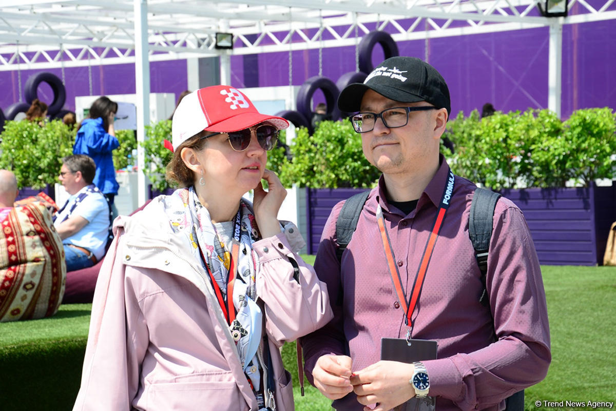 Fans of Formula 1 SOCAR Azerbaijan Grand Prix at Baku Boulevard (PHOTO)