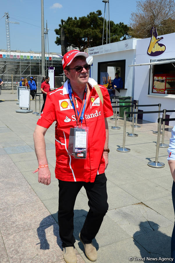 Fans of Formula 1 SOCAR Azerbaijan Grand Prix at Baku Boulevard (PHOTO)