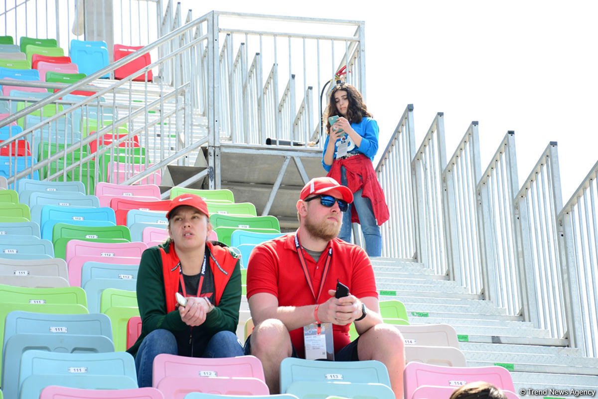 Fans of Formula 1 SOCAR Azerbaijan Grand Prix at Baku Boulevard (PHOTO)
