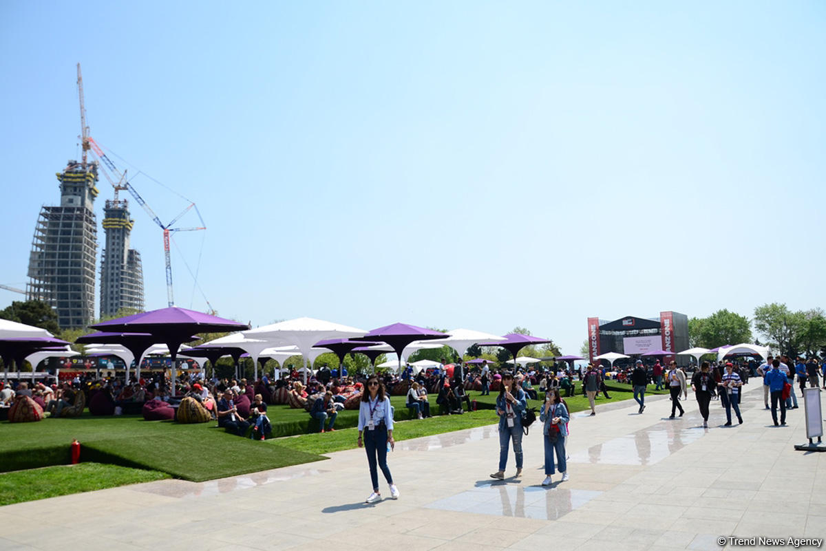 Fans of Formula 1 SOCAR Azerbaijan Grand Prix at Baku Boulevard (PHOTO)