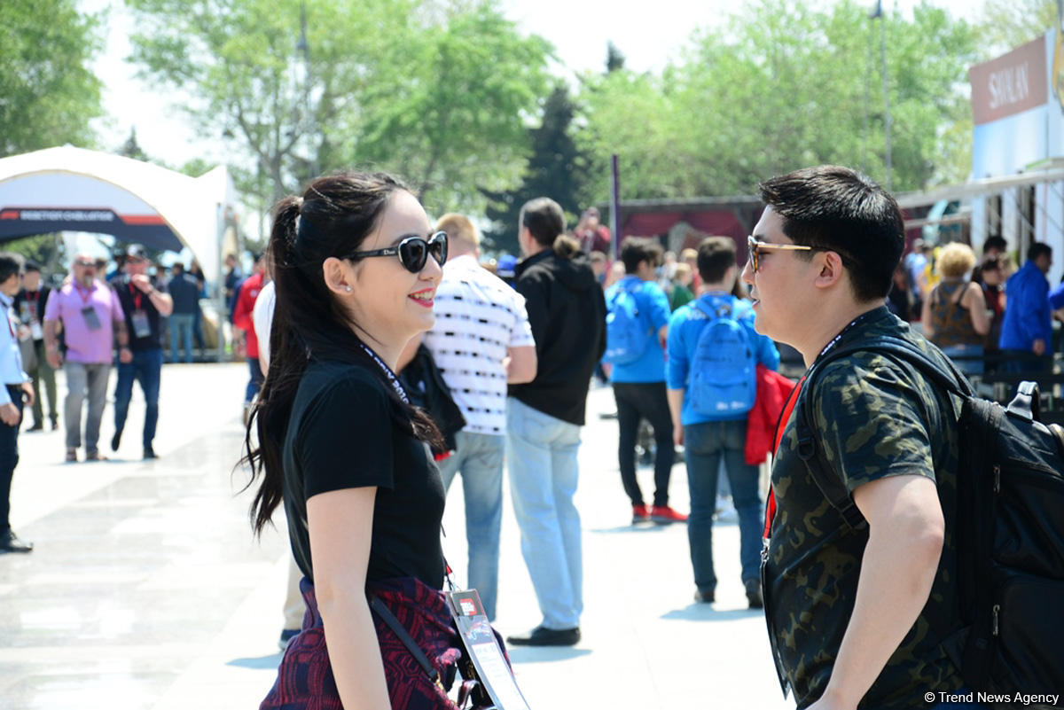 Fans of Formula 1 SOCAR Azerbaijan Grand Prix at Baku Boulevard (PHOTO)