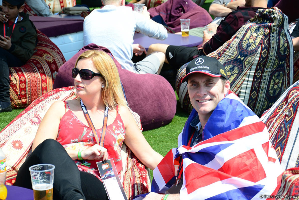 Fans of Formula 1 SOCAR Azerbaijan Grand Prix at Baku Boulevard (PHOTO)