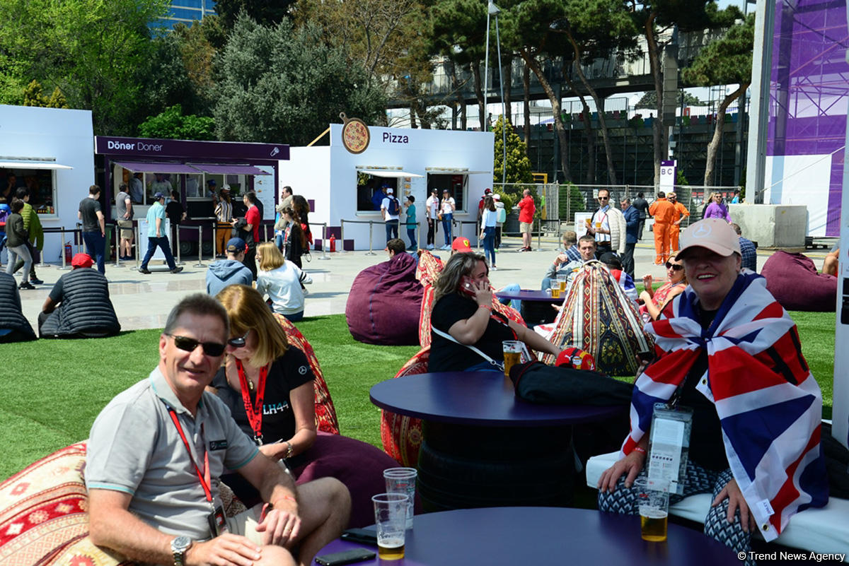 Fans of Formula 1 SOCAR Azerbaijan Grand Prix at Baku Boulevard (PHOTO)