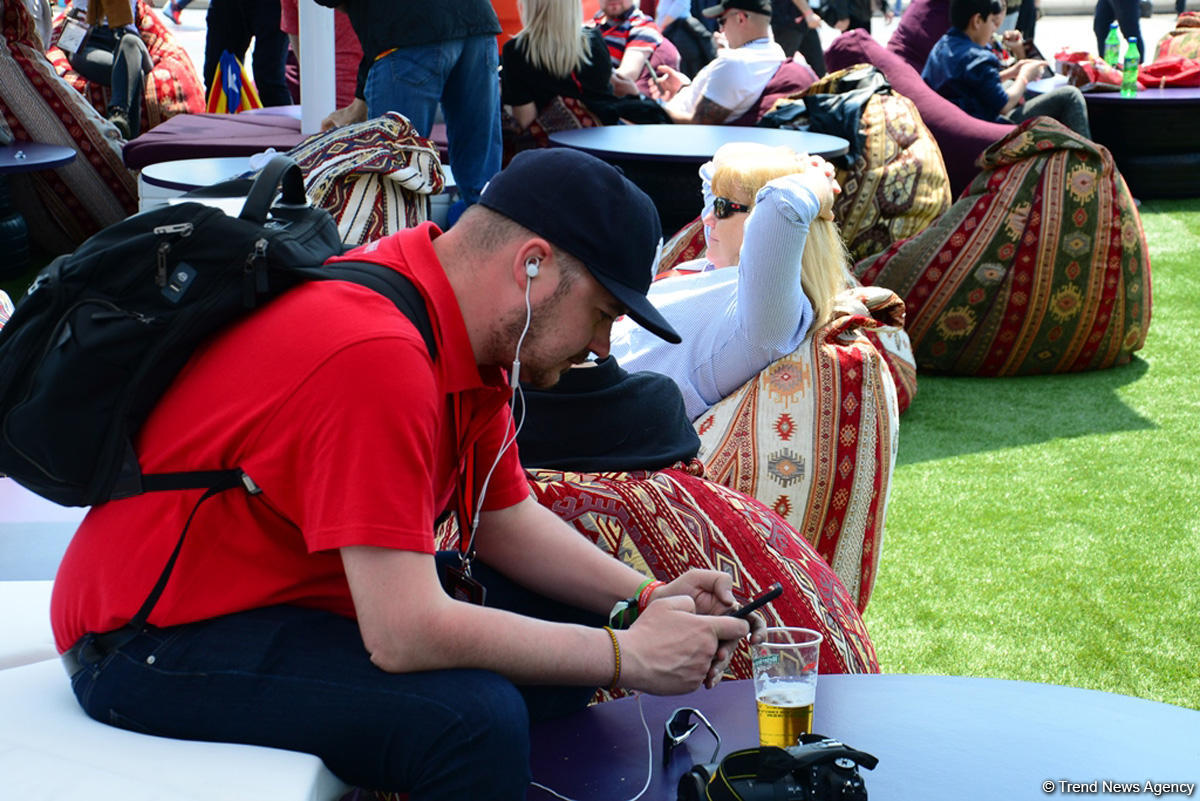 Fans of Formula 1 SOCAR Azerbaijan Grand Prix at Baku Boulevard (PHOTO)