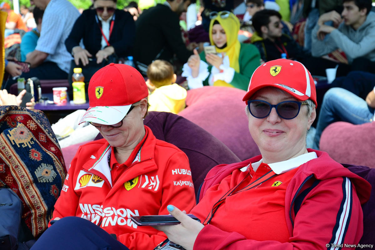 Fans of Formula 1 SOCAR Azerbaijan Grand Prix at Baku Boulevard (PHOTO)