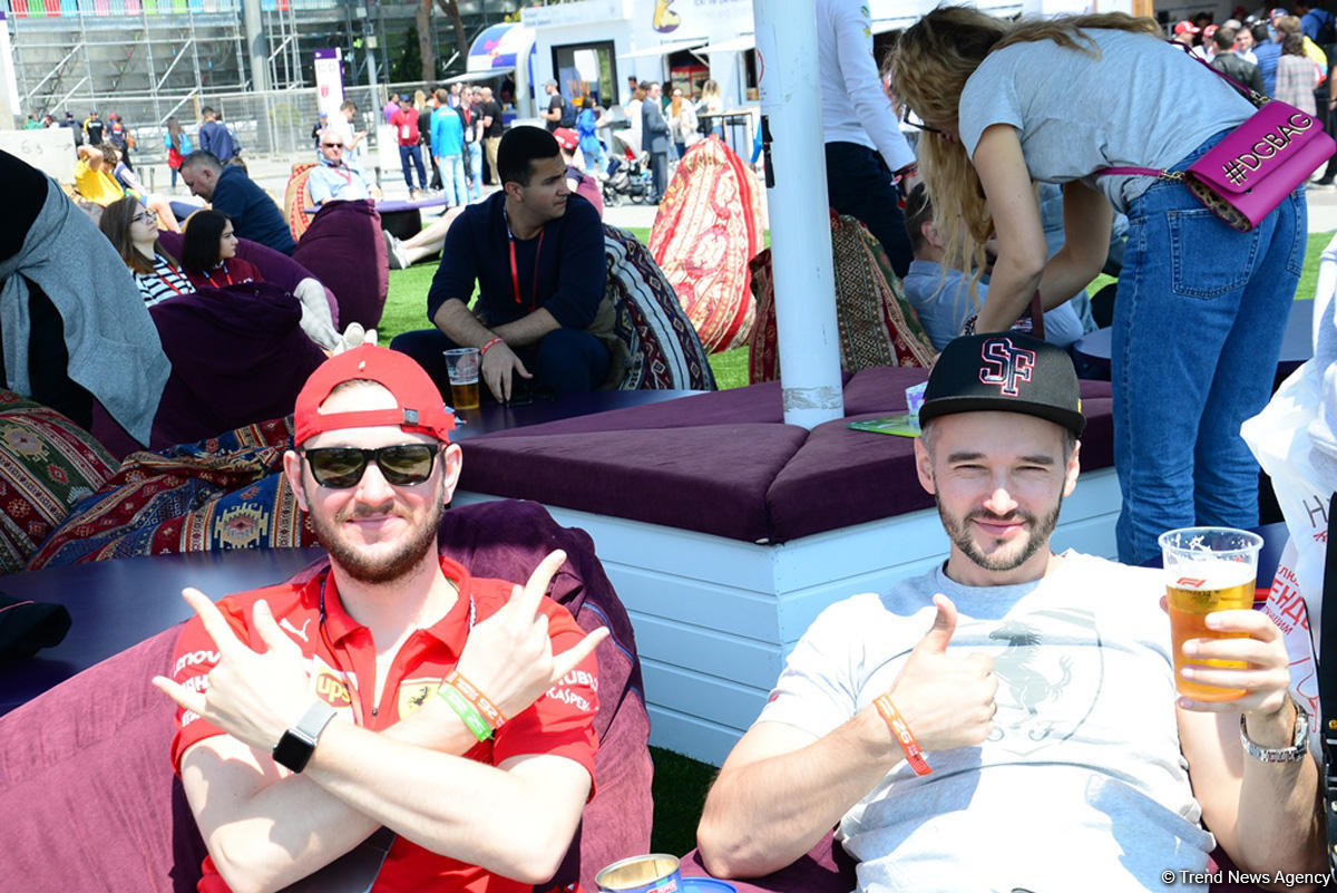 Fans of Formula 1 SOCAR Azerbaijan Grand Prix at Baku Boulevard (PHOTO)