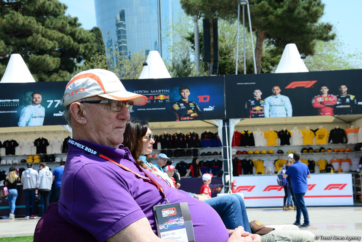Fans of Formula 1 SOCAR Azerbaijan Grand Prix at Baku Boulevard (PHOTO)