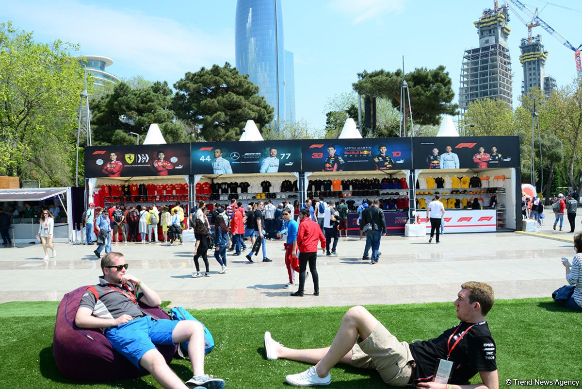 Fans of Formula 1 SOCAR Azerbaijan Grand Prix at Baku Boulevard (PHOTO)