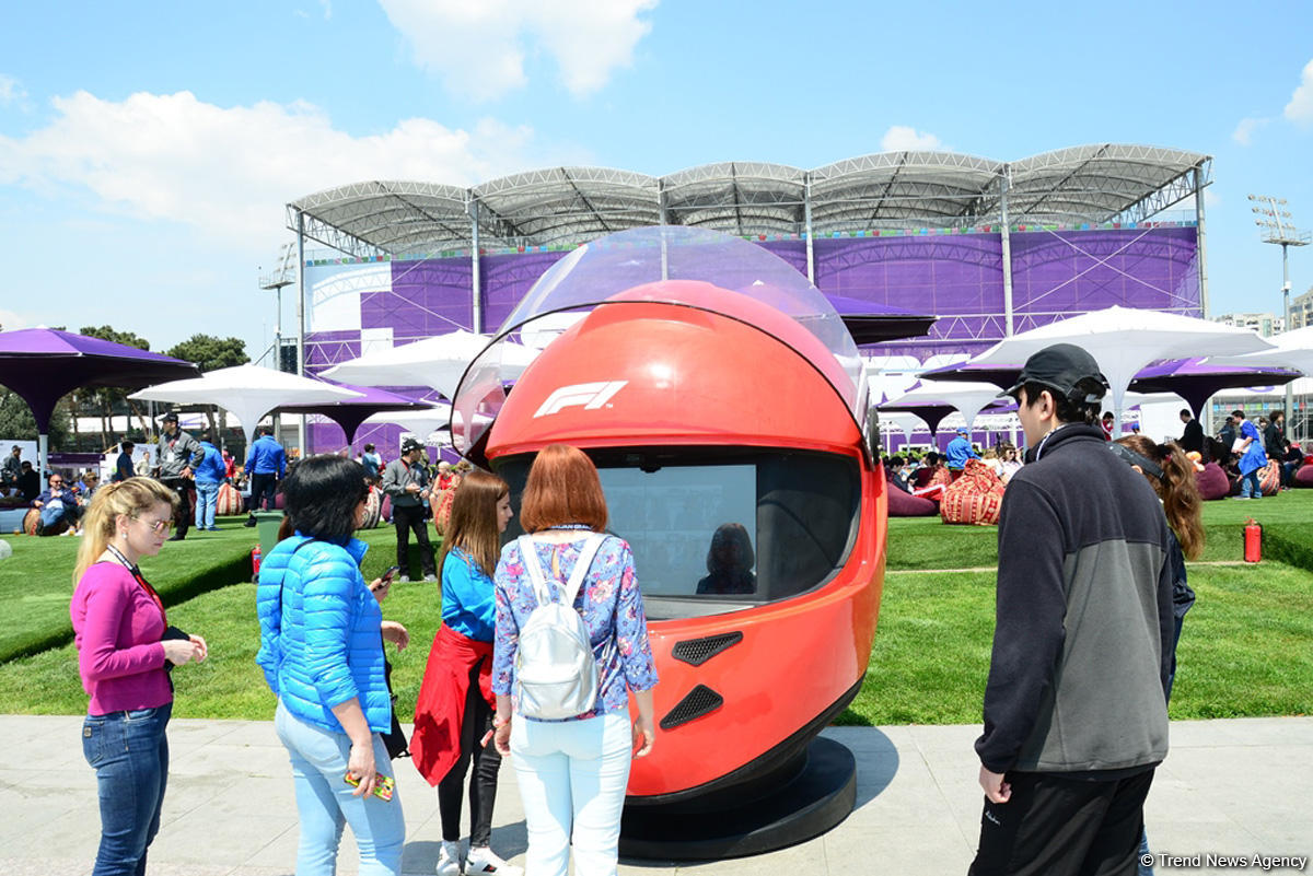 Fans of Formula 1 SOCAR Azerbaijan Grand Prix at Baku Boulevard (PHOTO)