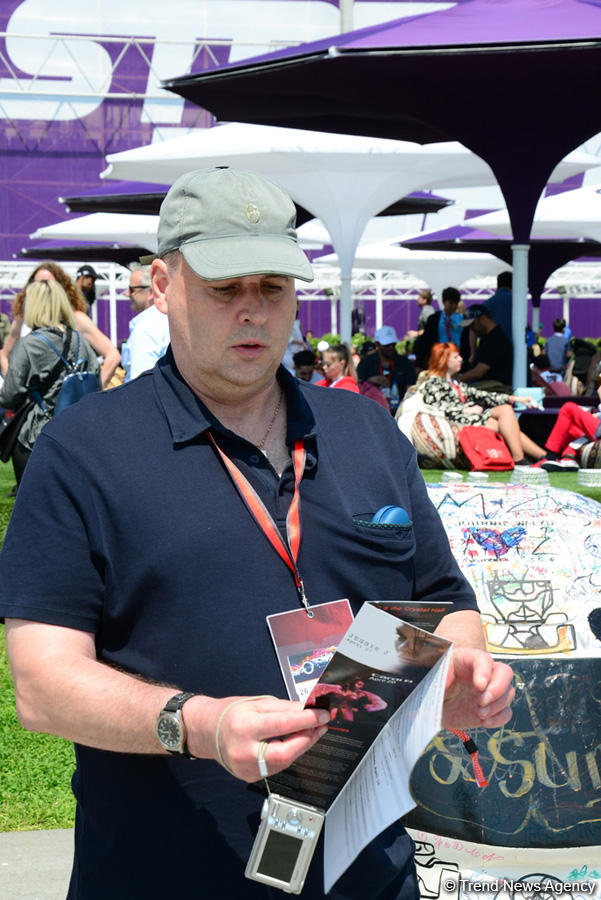 Fans of Formula 1 SOCAR Azerbaijan Grand Prix at Baku Boulevard (PHOTO)