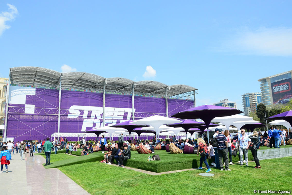 Fans of Formula 1 SOCAR Azerbaijan Grand Prix at Baku Boulevard (PHOTO)