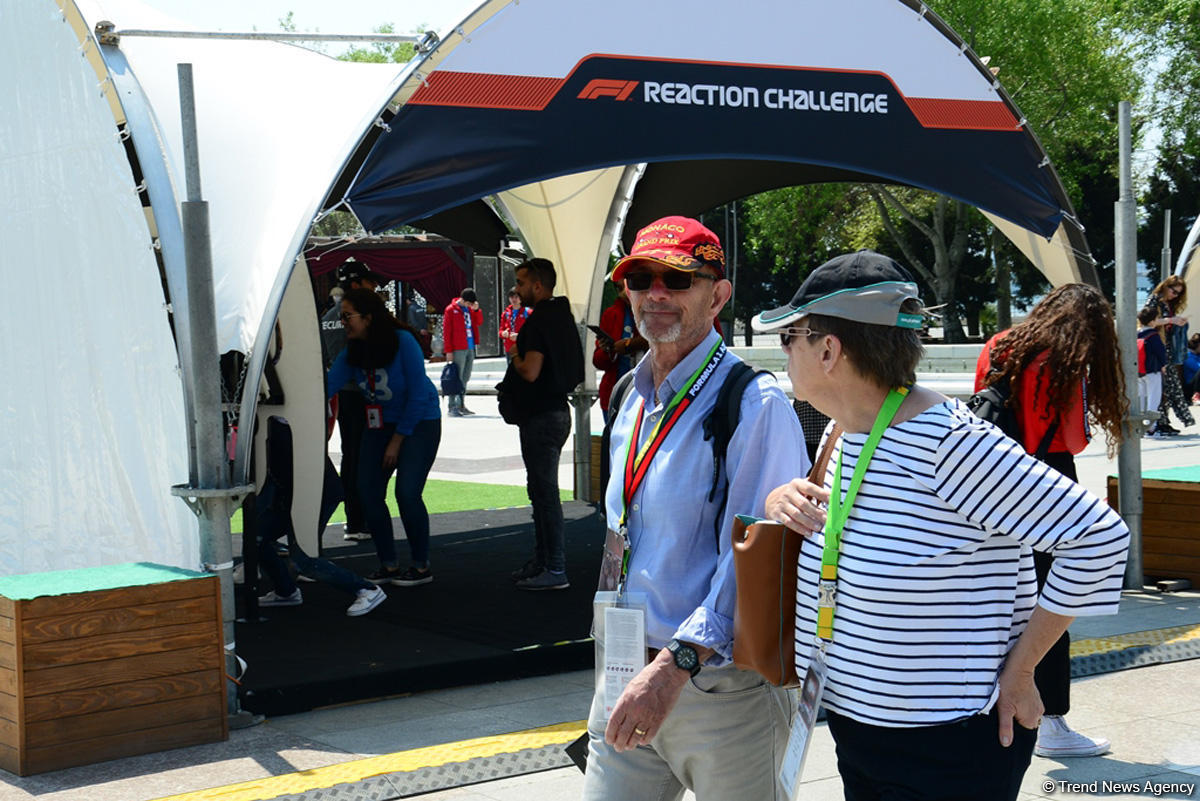 Fans of Formula 1 SOCAR Azerbaijan Grand Prix at Baku Boulevard (PHOTO)