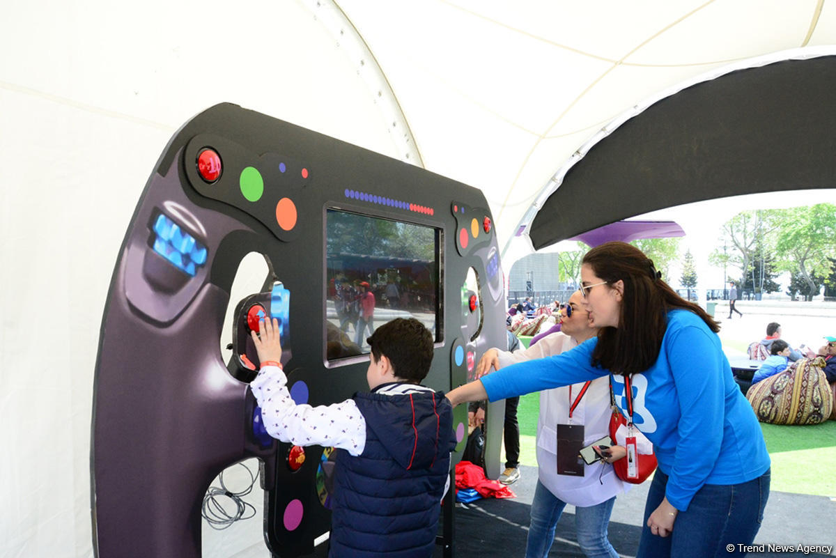 Fans of Formula 1 SOCAR Azerbaijan Grand Prix at Baku Boulevard (PHOTO)