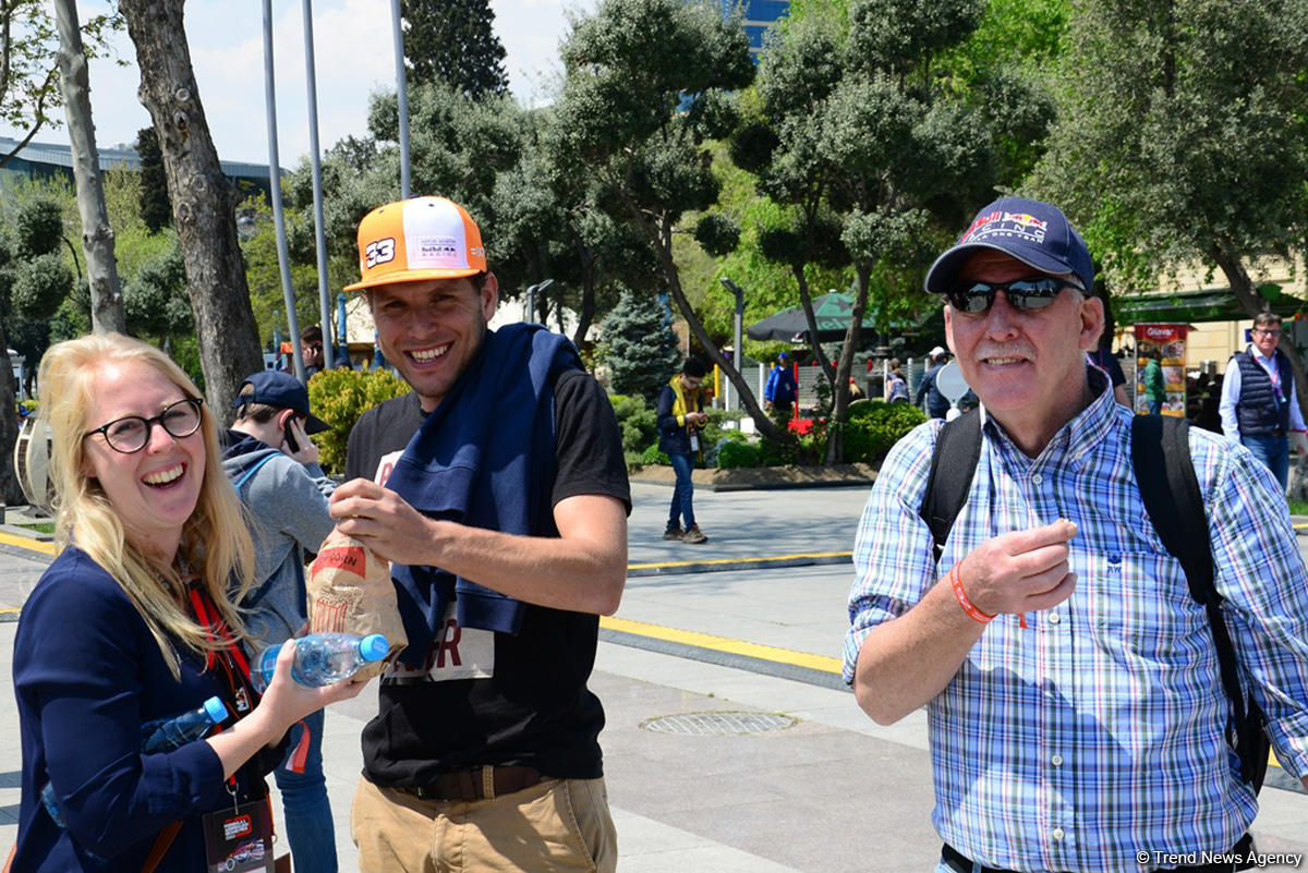 Fans of Formula 1 SOCAR Azerbaijan Grand Prix at Baku Boulevard (PHOTO)