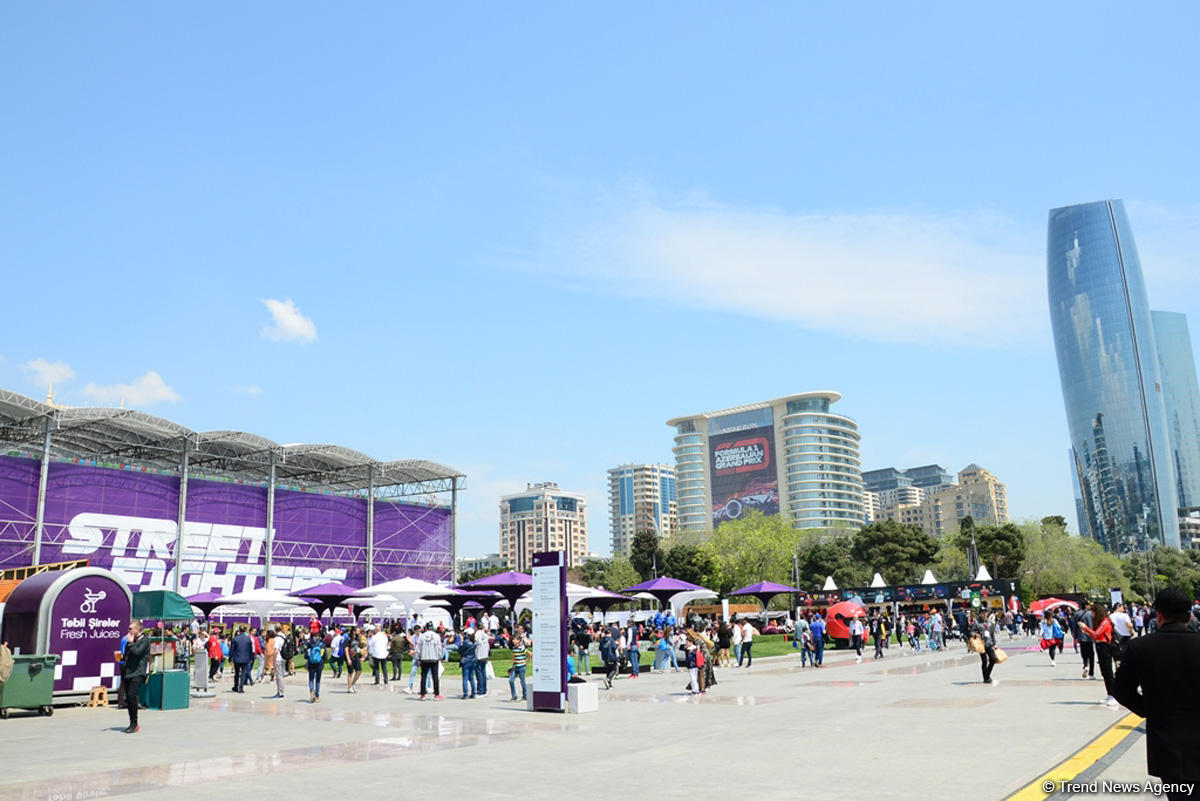 Fans of Formula 1 SOCAR Azerbaijan Grand Prix at Baku Boulevard (PHOTO)