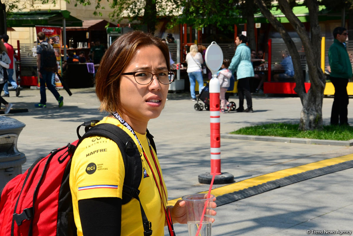 Fans of Formula 1 SOCAR Azerbaijan Grand Prix at Baku Boulevard (PHOTO)