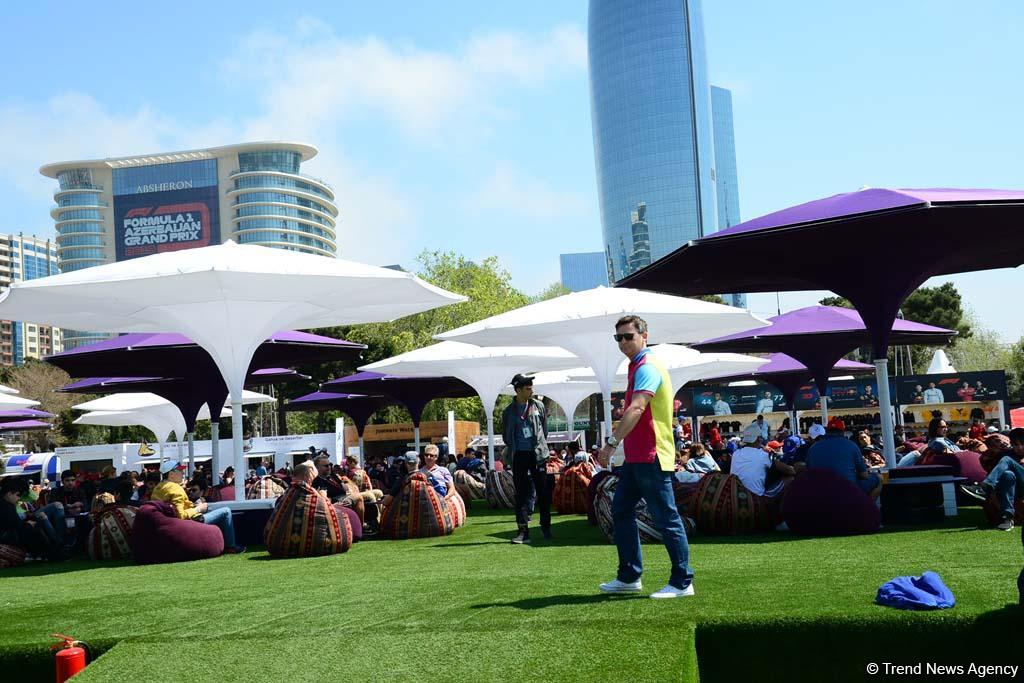 Spectators of F1 SOCAR Azerbaijan Grand Prix 2019 enjoying sights of Baku (PHOTO)