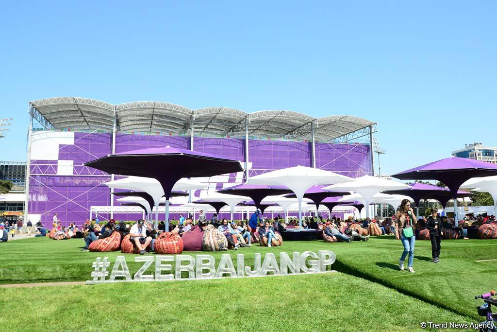 Spectators of F1 SOCAR Azerbaijan Grand Prix 2019 enjoying sights of Baku (PHOTO)