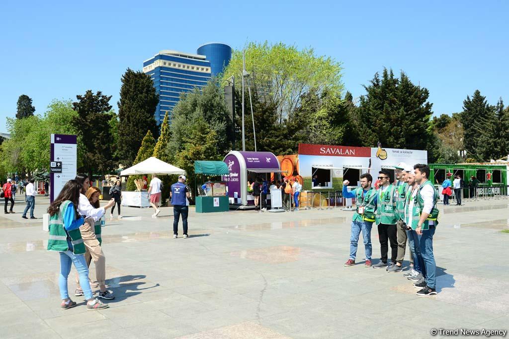 Spectators of F1 SOCAR Azerbaijan Grand Prix 2019 enjoying sights of Baku (PHOTO)