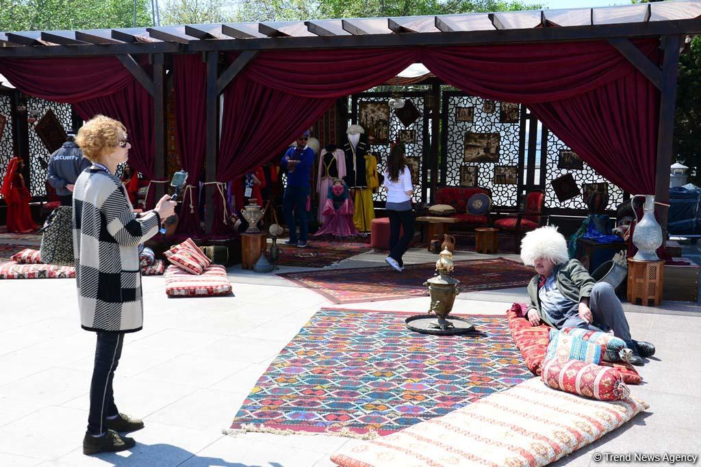 Spectators of F1 SOCAR Azerbaijan Grand Prix 2019 enjoying sights of Baku (PHOTO)