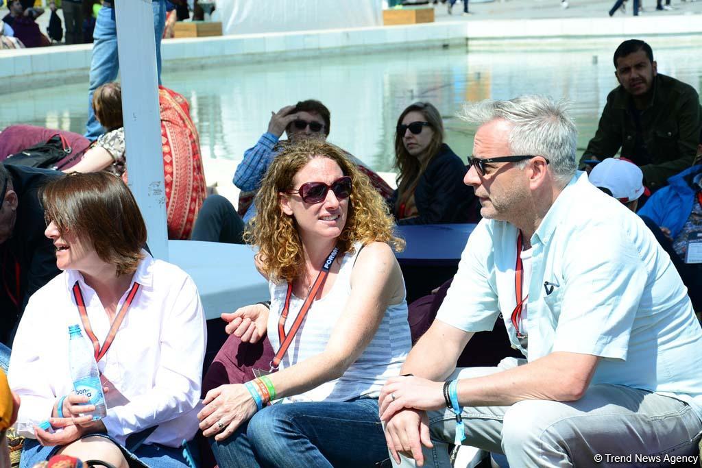 Spectators of F1 SOCAR Azerbaijan Grand Prix 2019 enjoying sights of Baku (PHOTO)