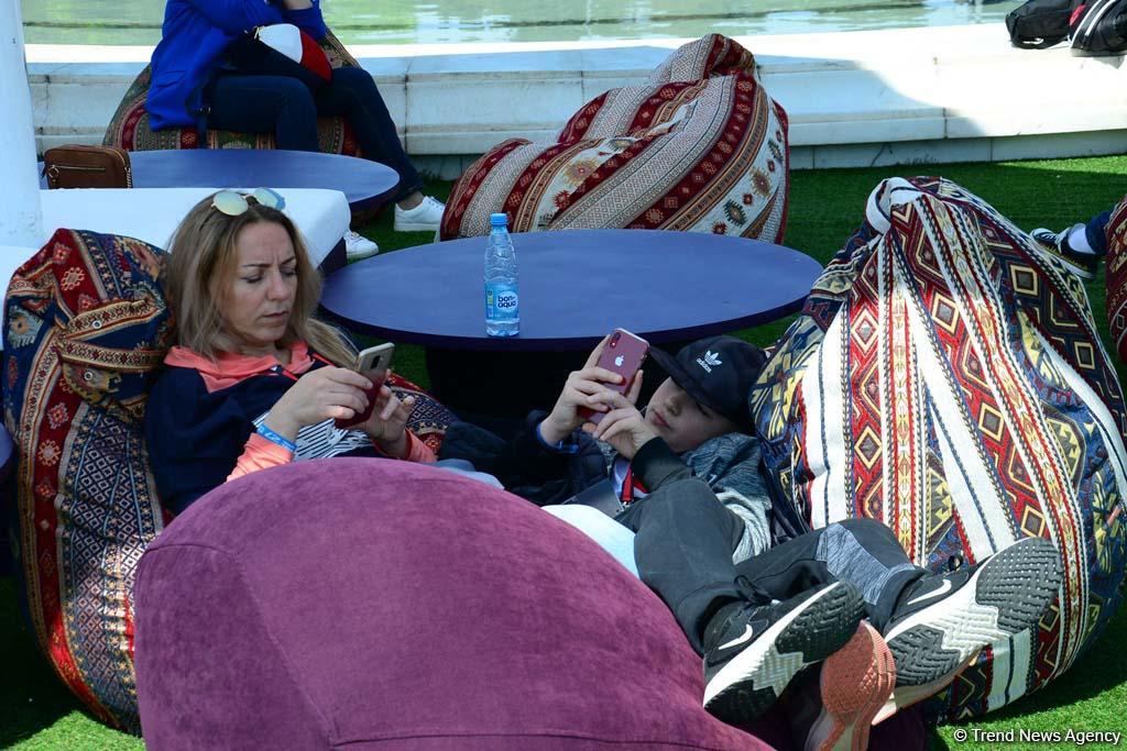 Spectators of F1 SOCAR Azerbaijan Grand Prix 2019 enjoying sights of Baku (PHOTO)