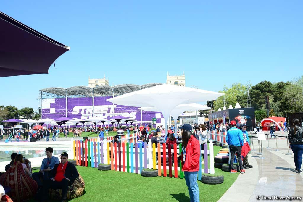 Spectators of F1 SOCAR Azerbaijan Grand Prix 2019 enjoying sights of Baku (PHOTO)