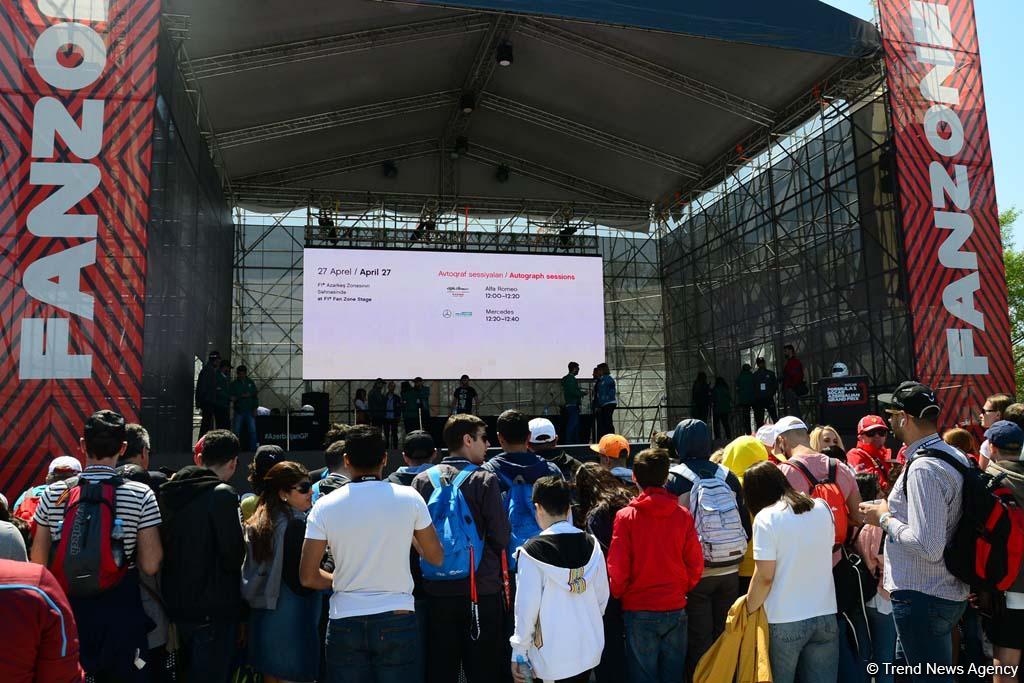 Spectators of F1 SOCAR Azerbaijan Grand Prix 2019 enjoying sights of Baku (PHOTO)