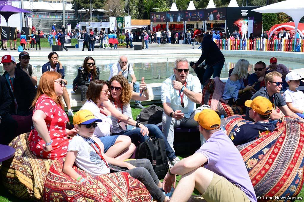 Spectators of F1 SOCAR Azerbaijan Grand Prix 2019 enjoying sights of Baku (PHOTO)