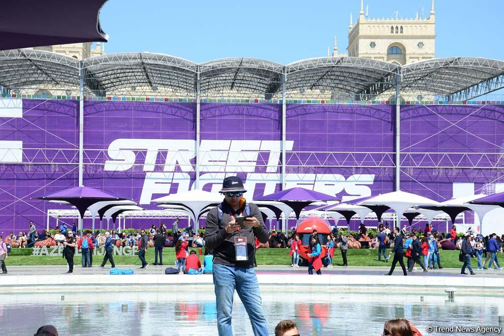 Spectators of F1 SOCAR Azerbaijan Grand Prix 2019 enjoying sights of Baku (PHOTO)