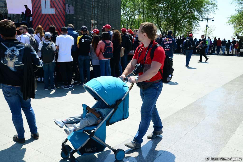 Spectators of F1 SOCAR Azerbaijan Grand Prix 2019 enjoying sights of Baku (PHOTO)