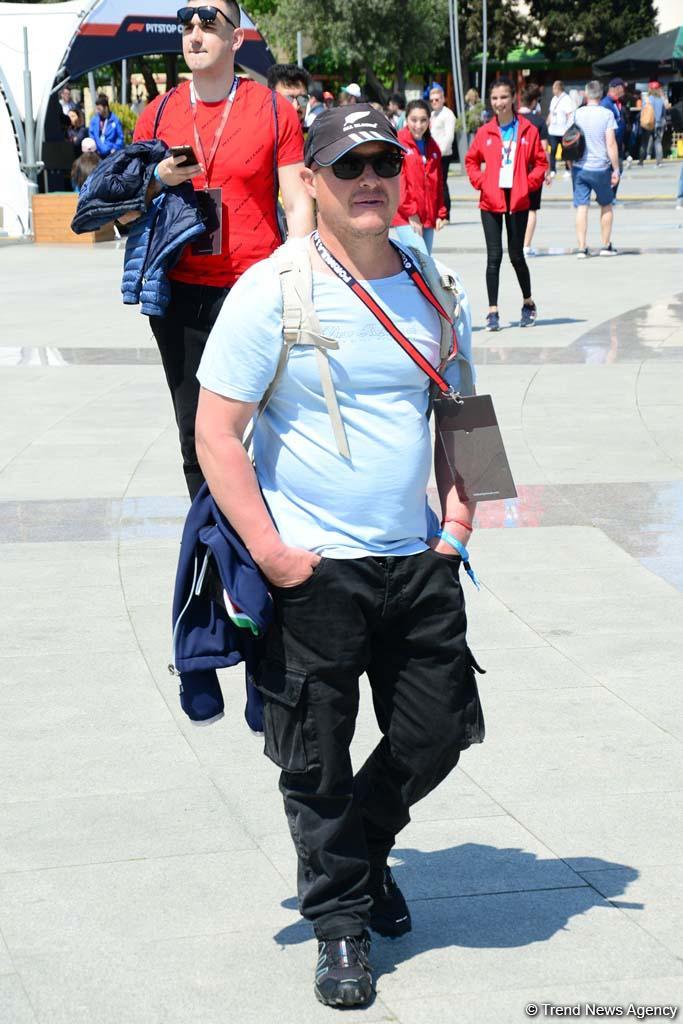 Spectators of F1 SOCAR Azerbaijan Grand Prix 2019 enjoying sights of Baku (PHOTO)