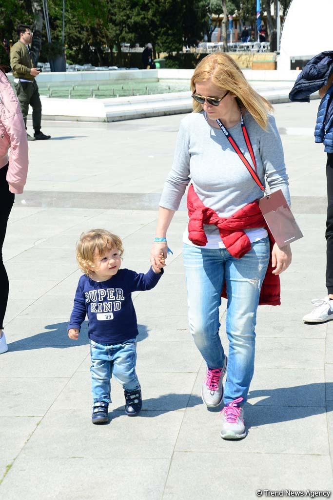 Spectators of F1 SOCAR Azerbaijan Grand Prix 2019 enjoying sights of Baku (PHOTO)