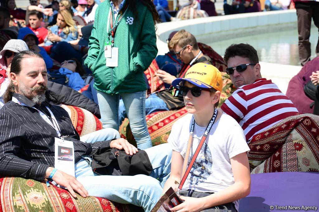 Spectators of F1 SOCAR Azerbaijan Grand Prix 2019 enjoying sights of Baku (PHOTO)