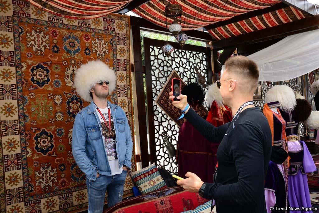 Spectators of F1 SOCAR Azerbaijan Grand Prix 2019 enjoying sights of Baku (PHOTO)