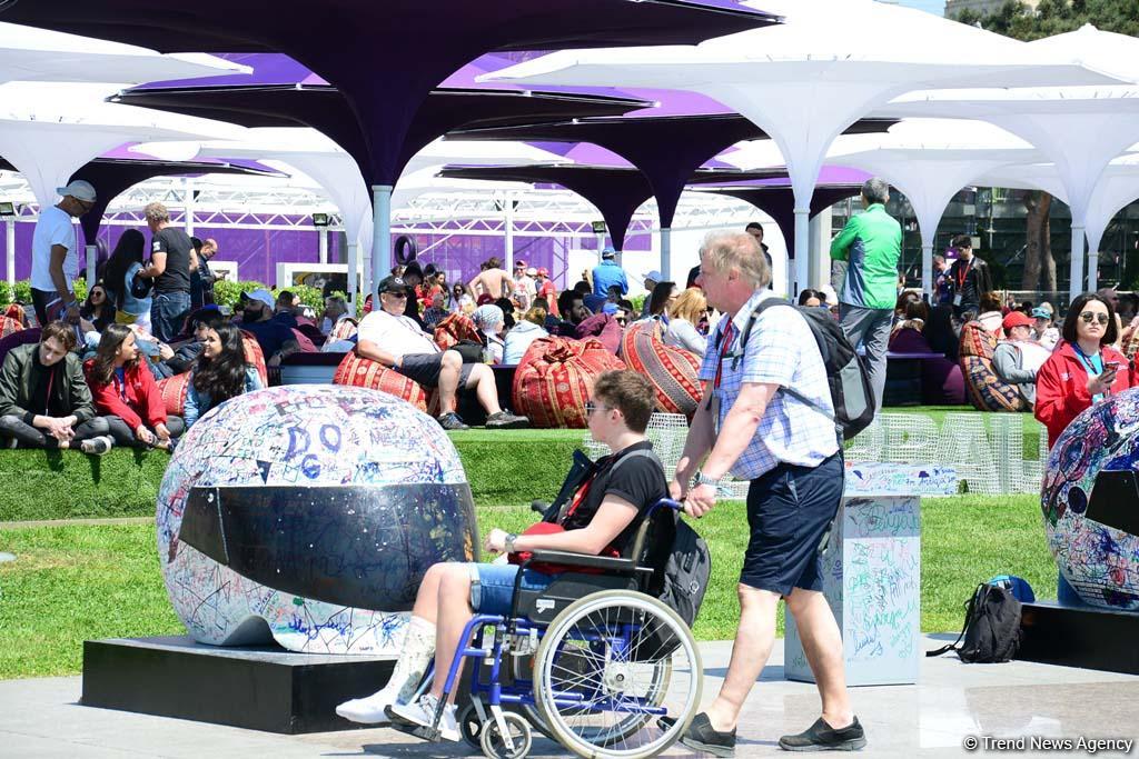 Spectators of F1 SOCAR Azerbaijan Grand Prix 2019 enjoying sights of Baku (PHOTO)