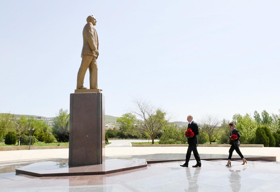Azerbaijani president, first lady arrive in Gobustan district (PHOTO)