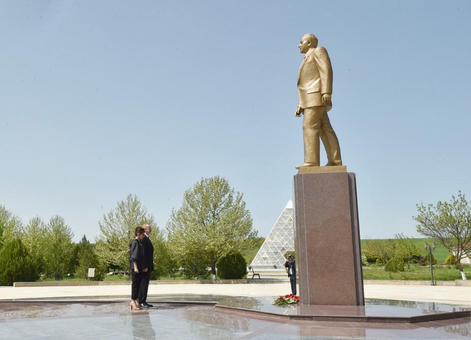 Azerbaijani president, first lady arrive in Gobustan district (PHOTO)
