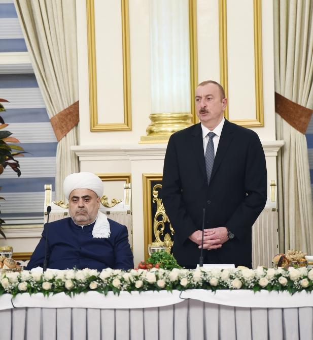 President Ilham Aliyev attended Iftar ceremony on the occasion of holy month of Ramadan (PHOTO)