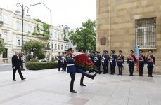 President Ilham Aliyev visits monument to Azerbaijan Democratic Republic (PHOTO)